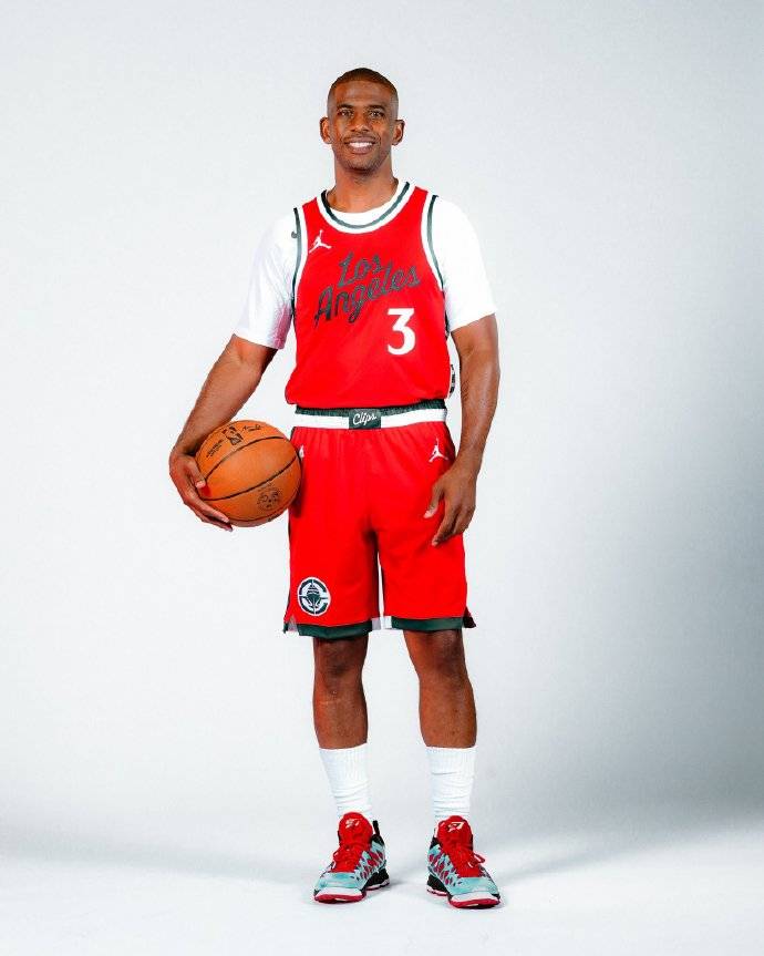 保罗出现在三号球衣中:泪水退回快船新闻发布会 保罗出现在三号球衣中:泪水退回快船新闻发布会